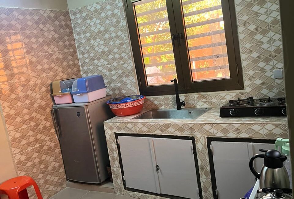 Chambre salon Bien Situé à Koubiya (Derrière Fenifoot) – Climatisé et Confortable