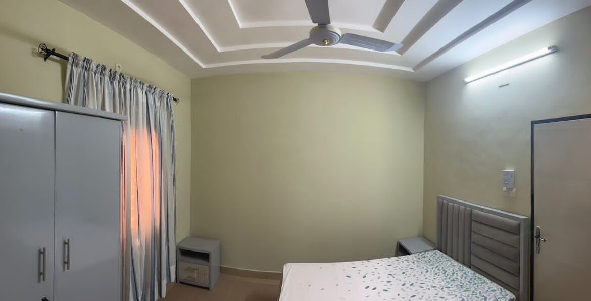 Chambre salon Bien Situé à Koubiya (Derrière Fenifoot) – Climatisé et Confortable