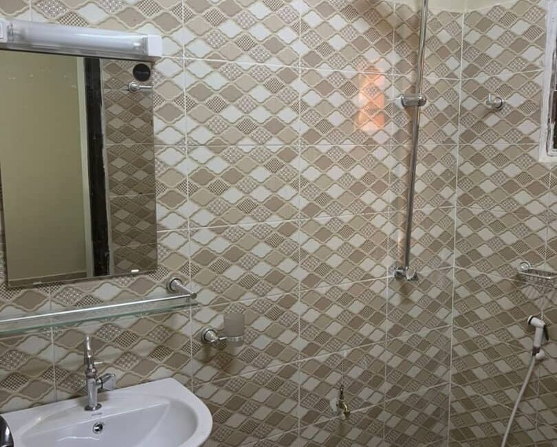 Chambre salon Bien Situé à Koubiya (Derrière Fenifoot) – Climatisé et Confortable